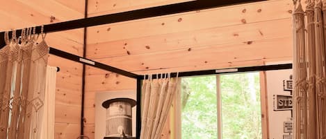 Tabla de planchar con plancha, wifi y ropa de cama