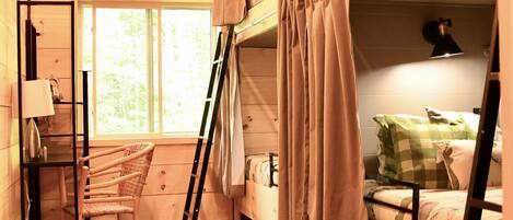 Tabla de planchar con plancha, wifi y ropa de cama
