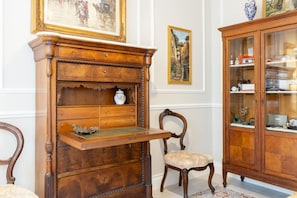 A room with a wooden cabinet, a chair, and a wall-mounted shelf. - Spacious and elegant 150 sq m apartment, perfect for six people, located on the first floor of a period building with an elevator (NOT accessible to disabled guests).The property is located in the heart of Montecatini Terme's historic center (pedestrian  (Montecatini Terme)