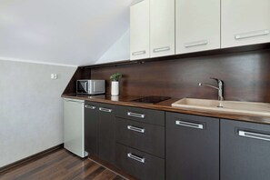 Kühlschrank, Mikrowelle, Herdplatte, Wasserkocher