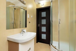 Shower, hair dryer, towels, shampoo - Modern Apartment | Air Conditioning, Parking, Balcony (Władysławowo)