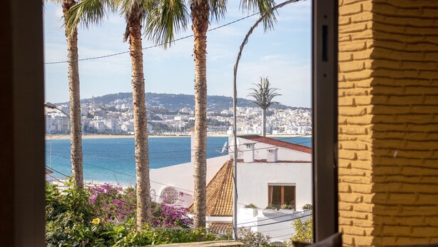 A coastal view with palm trees, a beach, and a cityscape. - Spacious 6-bedroom villa in gorgeous Tangier with pool (Tangier)