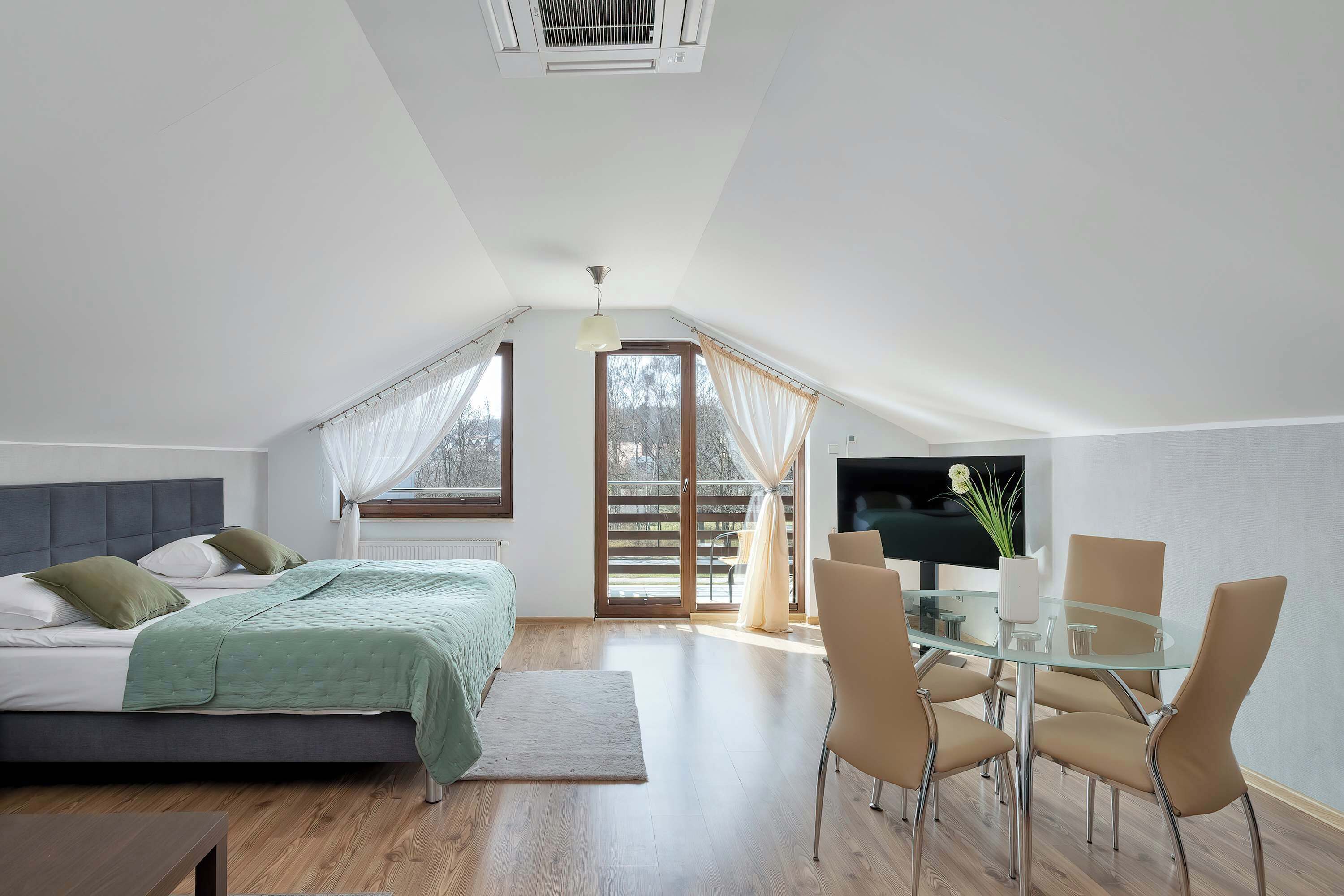 Iron/ironing board, travel crib, WiFi, bed sheets