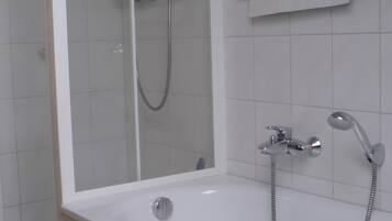Een douche, een haardroger, handdoeken