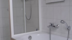 Douche, séchoir à cheveux, serviettes fournies