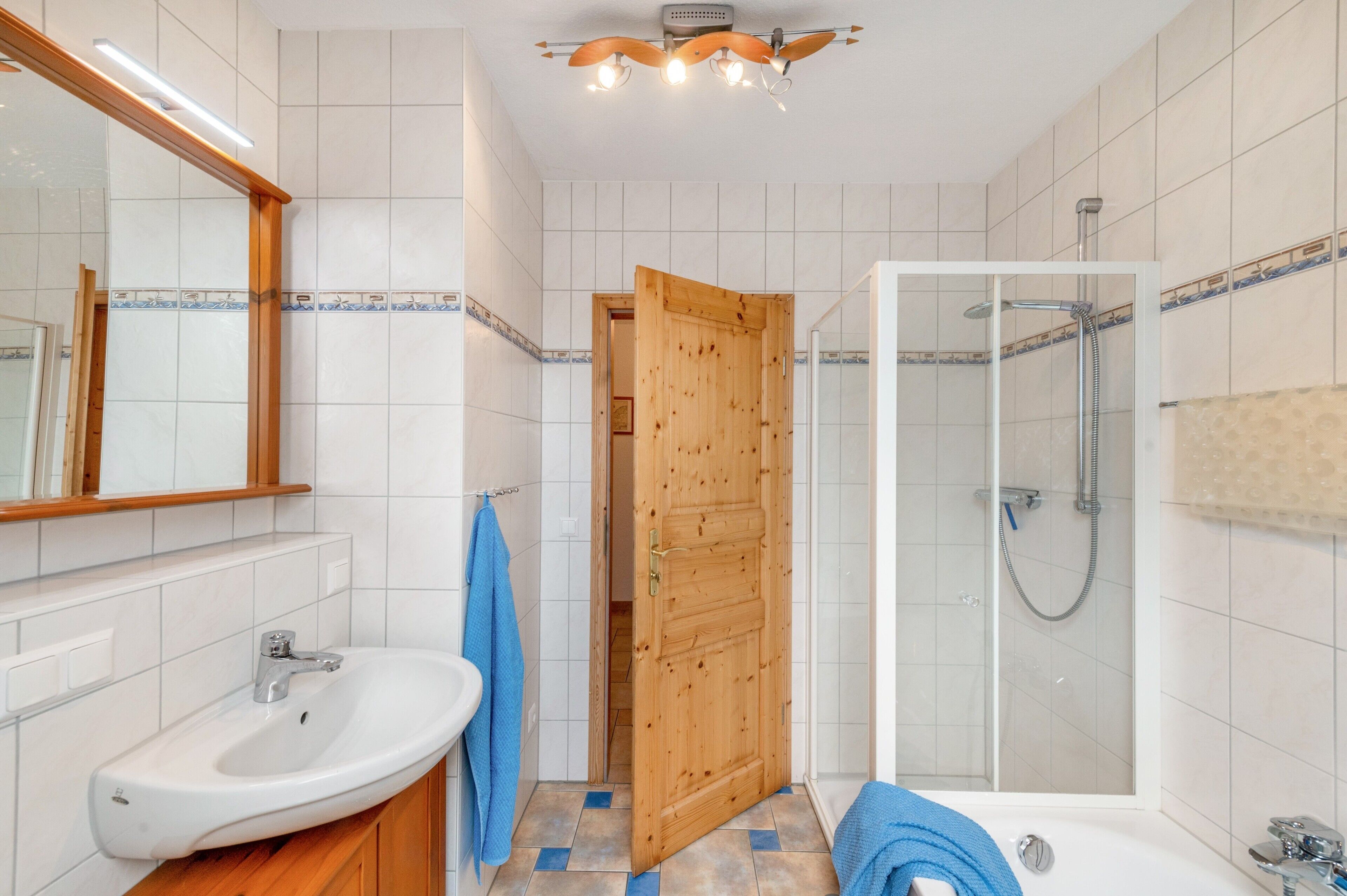 Douche, séchoir à cheveux, serviettes fournies