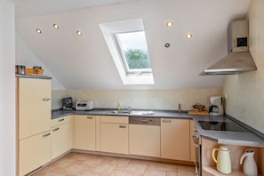 Een koelkast, een oven, een kookplaat, een vaatwasser