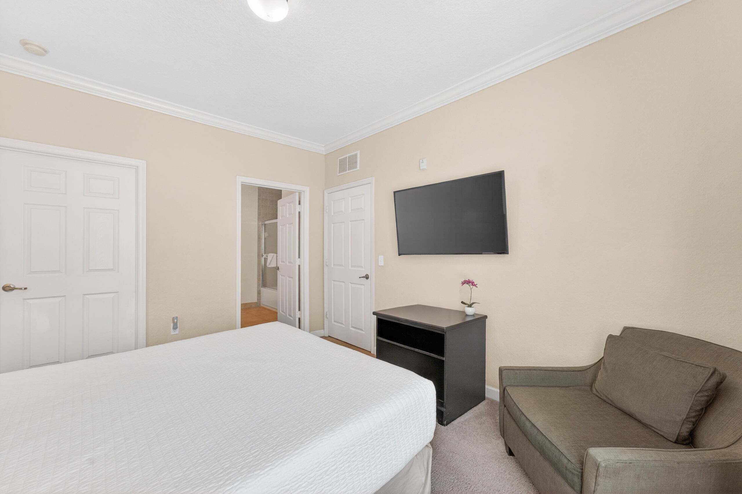 Iron/ironing board, free WiFi, bed sheets