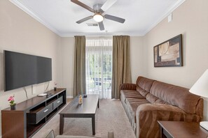 TV - 2BR condo with lanai & shared pool, hot tub, gym (Davenport)