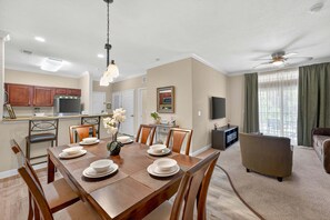 TV - 2BR condo with lanai & shared pool, hot tub, gym (Davenport)