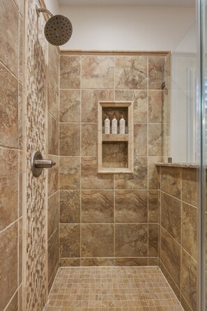 Shower, hair dryer, towels, soap - Spacious home in safe and accessible area! Close to Hull Street, TurnPike, & RVA (Midlothian)