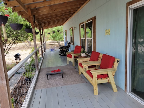 Coopers Retreat Cabin on two acres with Hottub, sleeps 4 - Mathis TX