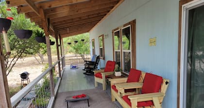Coopers Retreat Cabin on two acres with Hottub, sleeps 4 - Mathis TX