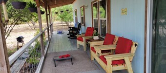 Coopers Retreat Cabin on two acres with Hottub, sleeps 4 - Mathis TX