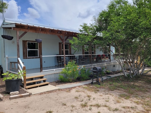 Coopers Retreat Cabin on two acres with Hottub, sleeps 4 - Mathis TX