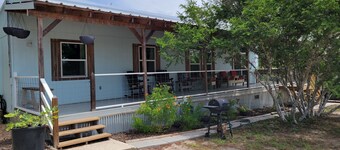 Coopers Retreat Cabin on two acres with Hottub, sleeps 4 - Mathis TX