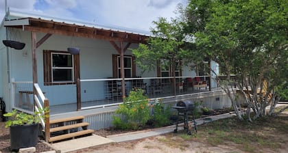 Coopers Retreat Cabin on two acres with Hottub, sleeps 4 - Mathis TX