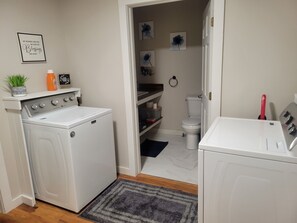 Bathroom - Private Cabin on two acres with Hottub, sleeps 4 - Mathis TX (Mathis)