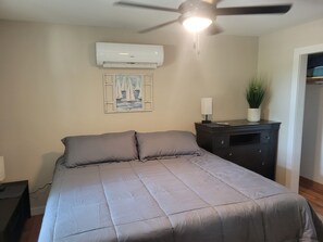 Room - Private Cabin on two acres with Hottub, sleeps 4 - Mathis TX (Mathis)