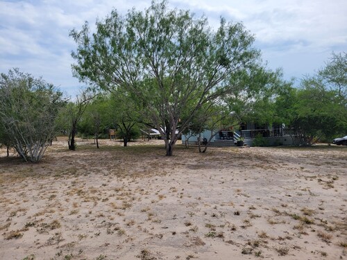 Coopers Retreat Cabin on two acres with Hottub, sleeps 4 - Mathis TX