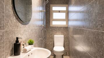 Studio, 1 grand lit, vue ville | Salle de bain