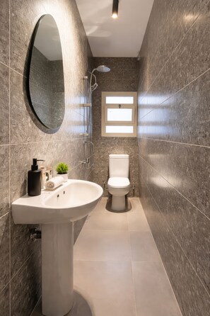 Studio, 1 grand lit, vue ville | Salle de bain