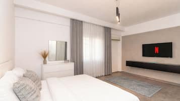 Basic Studio, 1 Queen Bed, City View | Iron/ironing board, free WiFi