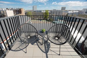 Property grounds - Modern Studio with Balcony | Close to Metro | Remote Work (Warszawa)