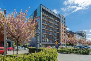 Exterior - Modern Studio with Balcony | Close to Metro | Remote Work (Warszawa)