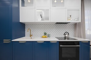 Fridge, oven, stovetop, dishwasher - Modern Studio with Balcony | Close to Metro | Remote Work (Warszawa)