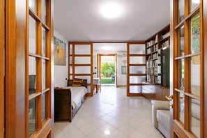 Interior - This cozy ground-floor apartment, ideal for 3 people, is perfect for a relaxing stay in Siena. The apartment overlooks the shared garden, where you can enjoy outdoor dining with a table, armchairs, and chairs with an umbrella. The location is convenient  (Siena)