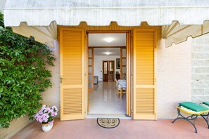 Exterior detail - This cozy ground-floor apartment, ideal for 3 people, is perfect for a relaxing stay in Siena. The apartment overlooks the shared garden, where you can enjoy outdoor dining with a table, armchairs, and chairs with an umbrella. The location is convenient  (Siena)