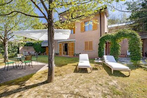 Terrace/patio - This cozy ground-floor apartment, ideal for 3 people, is perfect for a relaxing stay in Siena. The apartment overlooks the shared garden, where you can enjoy outdoor dining with a table, armchairs, and chairs with an umbrella. The location is convenient  (Siena)