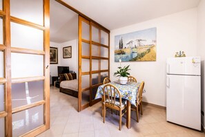 Dining - This cozy ground-floor apartment, ideal for 3 people, is perfect for a relaxing stay in Siena. The apartment overlooks the shared garden, where you can enjoy outdoor dining with a table, armchairs, and chairs with an umbrella. The location is convenient  (Siena)