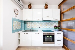 Fridge, dishwasher - This cozy ground-floor apartment, ideal for 3 people, is perfect for a relaxing stay in Siena. The apartment overlooks the shared garden, where you can enjoy outdoor dining with a table, armchairs, and chairs with an umbrella. The location is convenient  (Siena)