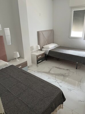 3 habitaciones, tabla de planchar con plancha, wifi y ropa de cama 