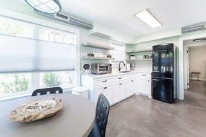 Frigorífic, torradora i utensilis de cuina, vaixella i coberteria 