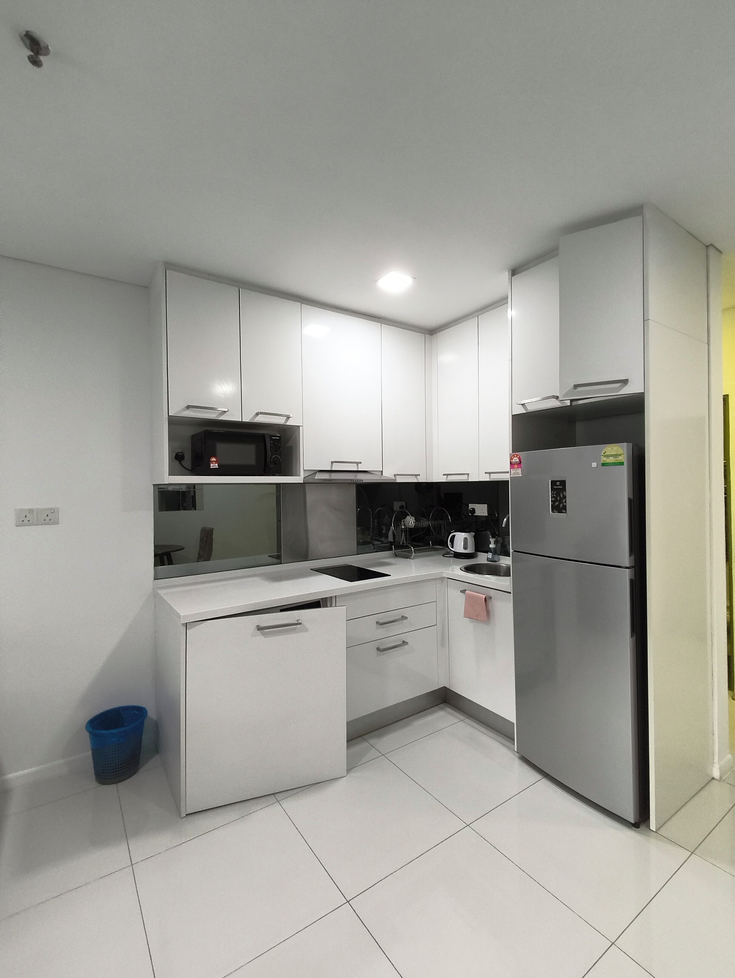 Apartamento luxo, sacada, vista para a cidade | Cozinha privada | Geladeira grande, micro-ondas, fogão, lava-louças