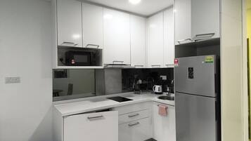 Apartamento luxo, sacada, vista para a cidade | Cozinha privada | Geladeira grande, micro-ondas, fogão, lava-louças