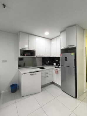 Deluxe Apartment, Balcony, City View | Private kitchen | Full-size fridge, microwave, oven, dishwasher - Summer Suites KLCC by CozyNest (Kuala Lumpur)
