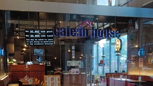 A cafe with a sign stating 'We DO NOT use pork and lard.' - Summer Suites KLCC by CozyNest (Kuala Lumpur)