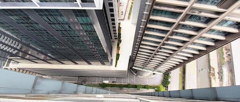 Departamento Deluxe, balcón, vista a la ciudad | Alberca | Alberca techada