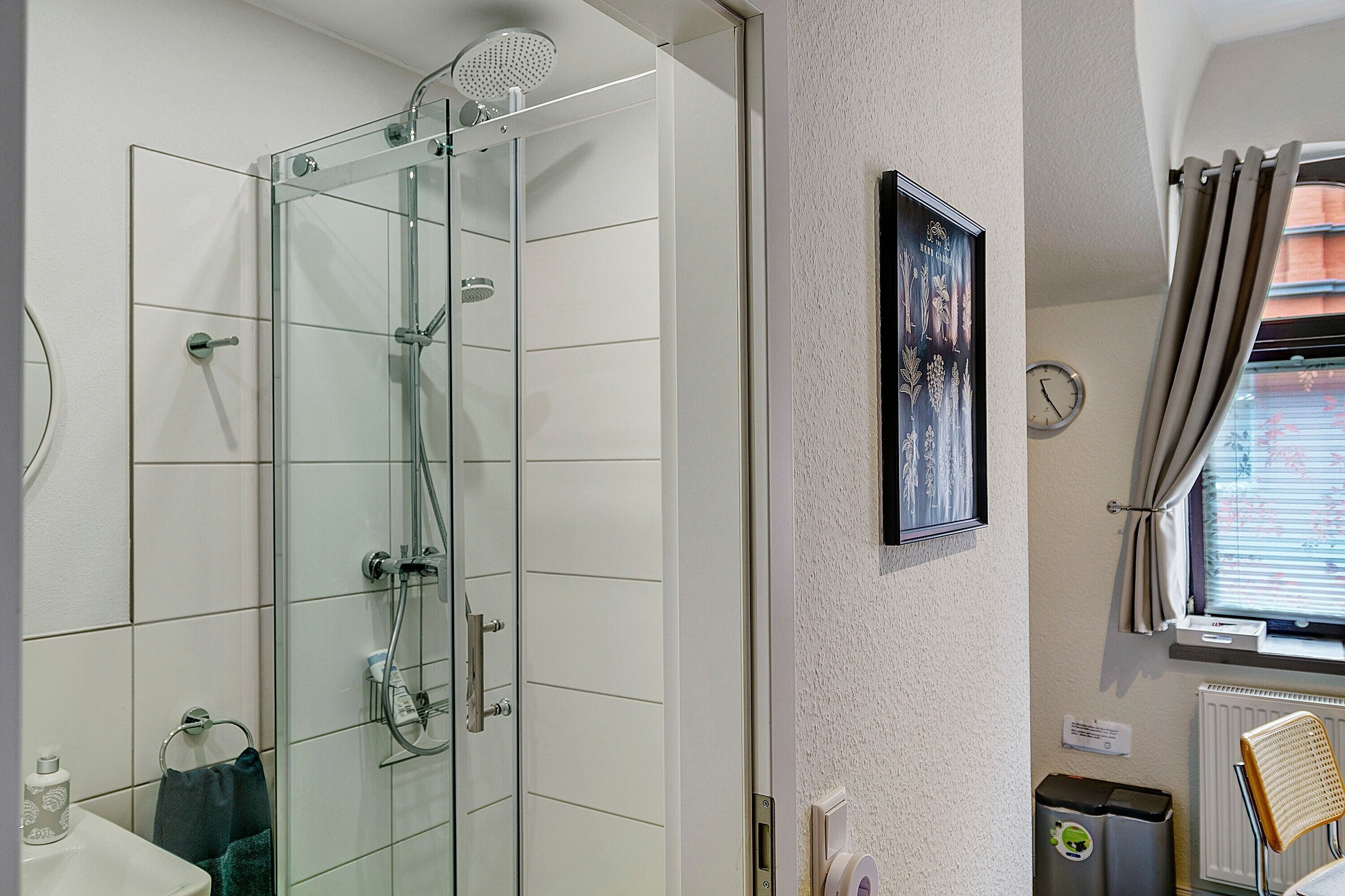 Dusche, Haartrockner, Handtücher