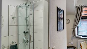 Dusche, Haartrockner, Handtücher