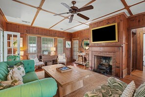 Smart TV, ping pong - Stylish Island Retreat for Groups, Minutes to the Beach by Tybee Cottages (Tybee Island)