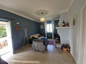 Living area - Large 3 bedroom country house near Ascoli Piceno in the heart of Le Marche. (Ascoli Piceno)