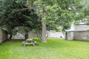 Outdoor dining - Vrbo Property (Langrune-sur-Mer)