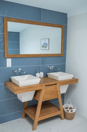 Bathroom - Vrbo Property (Langrune-sur-Mer)
