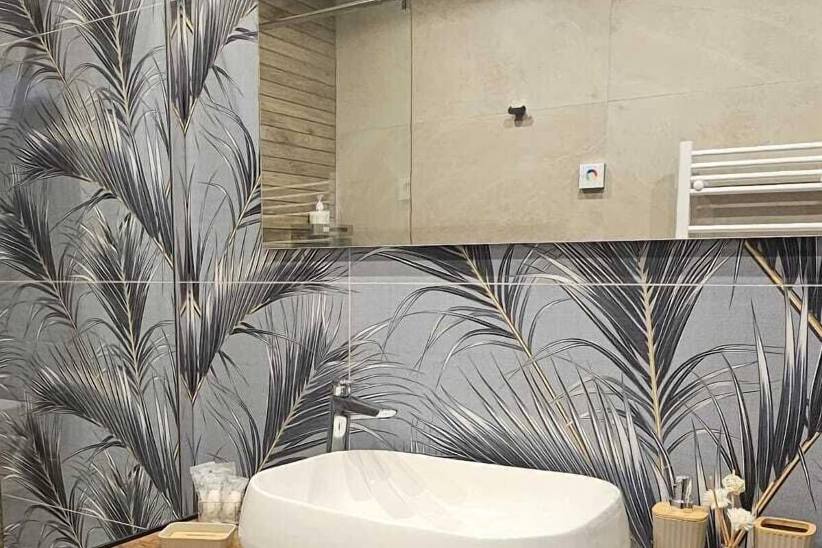 Chambre, vue sur la mer | Salle de bain | Douche, séchoir à cheveux, serviettes fournies, savon
