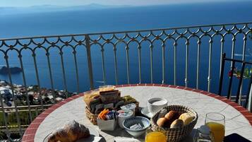 Camera tripla, vista mare (Leo) | Colazione | Colazione preparata su ordinazione inclusa, servita tutte le mattine